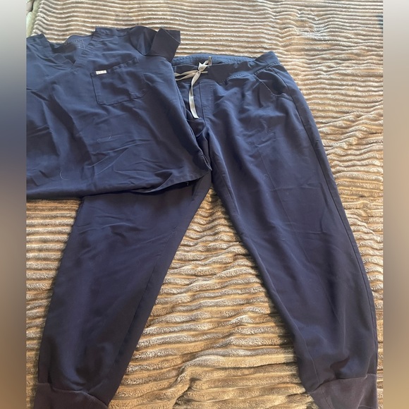 FIGS Navy Scrubs: XL joggers & M top - Picture 1 of 2